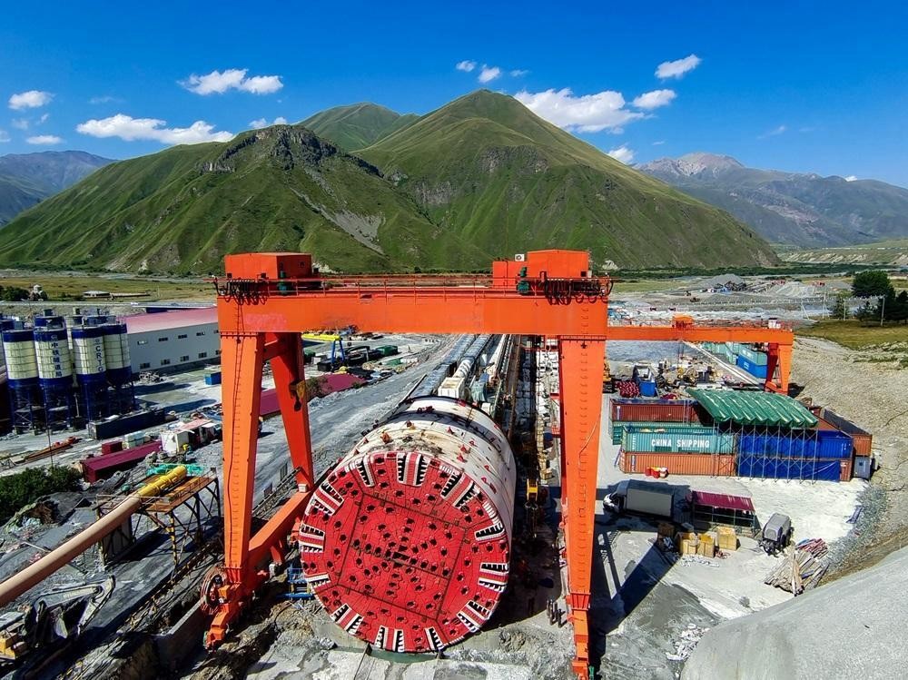 “基建狂魔”盾構(gòu)機(jī)首次打通高加索山脈